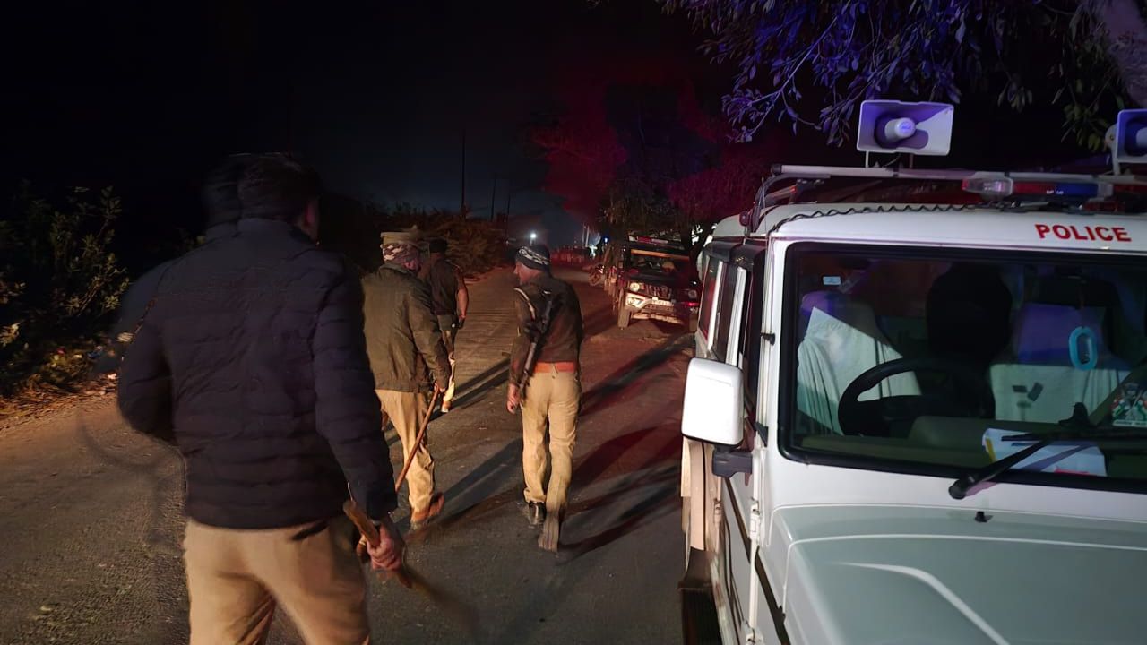 एटा में डायल-112 टीम पर पथराव, दो पुलिसकर्मी घायल; जानें आखिर किसने किया हमला?