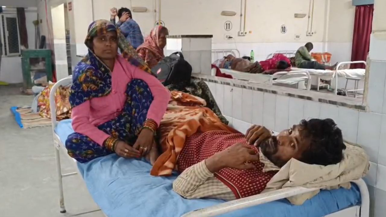 शाहजहांपुर में हैवानियत! किसान को जूते में पेशाब पिलाने का आरोप, पत्नी रोती रही…दबंग बरसाते रहे लाठियां