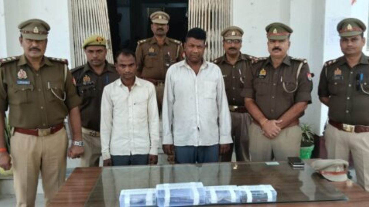 फतेहपुर पुलिस का बड़ा खुलासा: बकरियां बेचकर लौट रहे व्यक्ति से लूट के दो आरोपी गिरफ्तार, जानें क्या हुआ बरामद