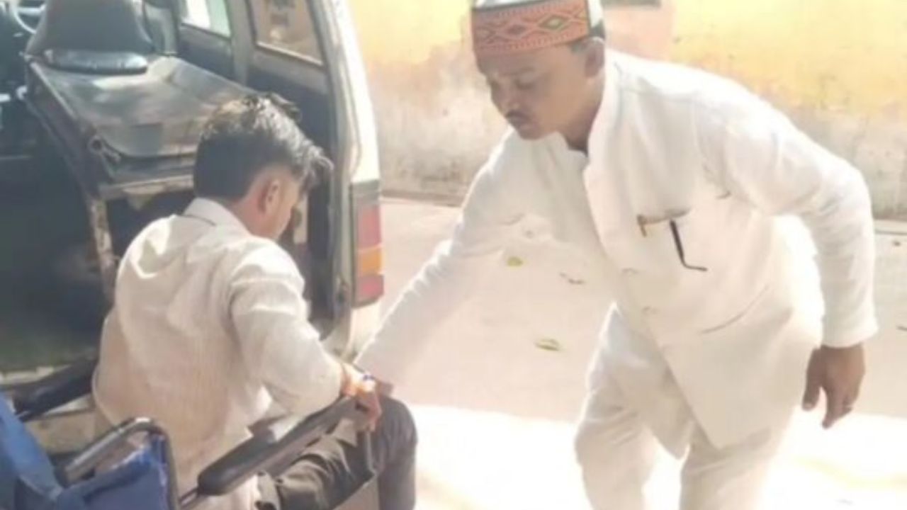 Road Accident in UP: फतेहपुर में फॉर्च्यूनर ने बाइक को मारी टक्कर, तीन घायल