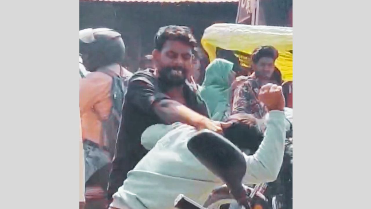 Fatehpur: बिंदकी में दो युवकों के बीच मारपीट का वीडियो वायरल, जांच में जुटी पुलिस
