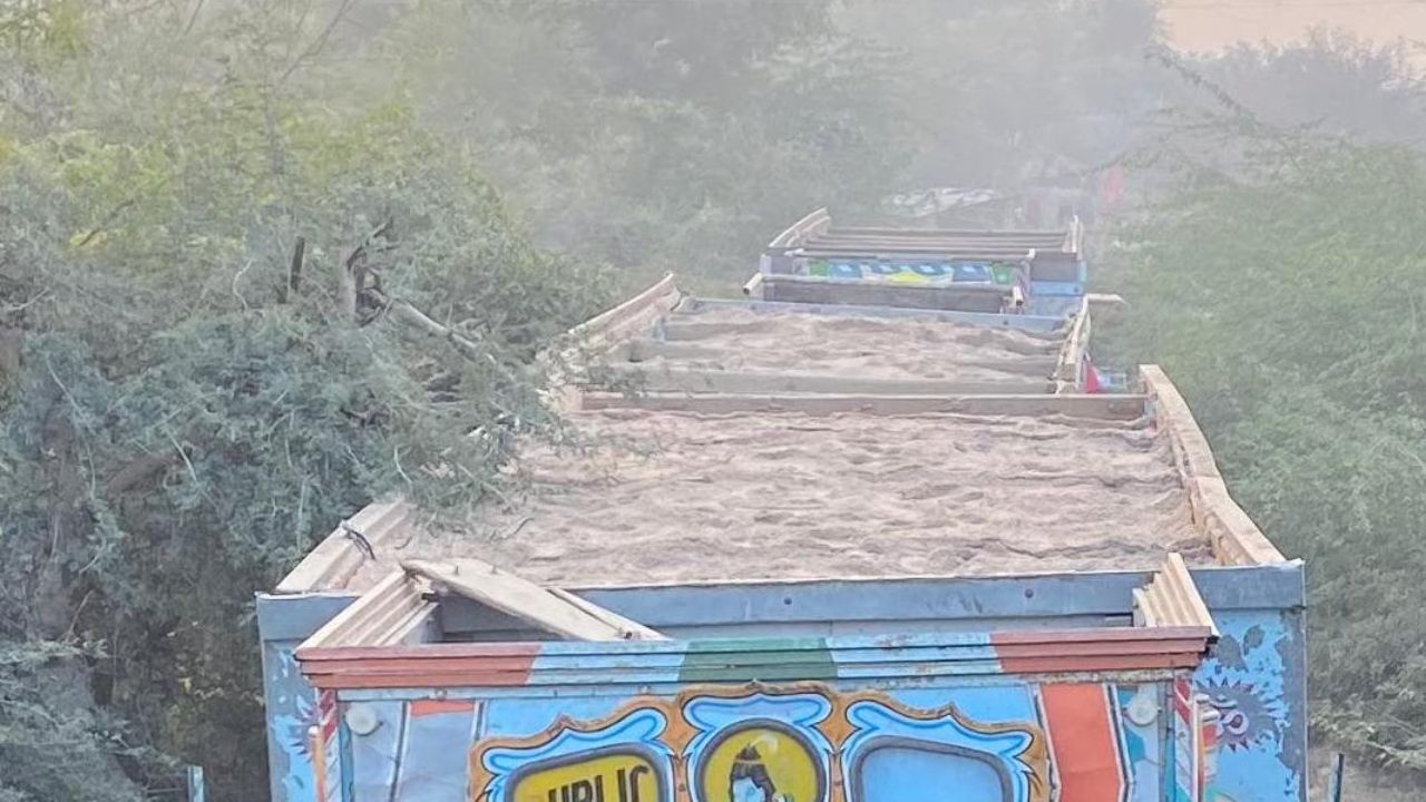 फतेहपुर में मोरंग माफिया बेखौफ, ग्रामीण सड़कों को किया तहस नहस