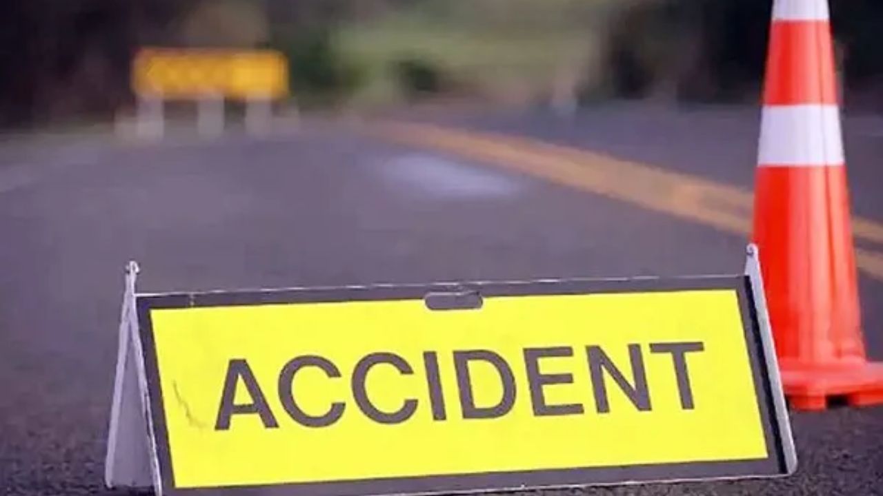 Uttar Pradesh: फतेहपुर में भयानक सड़क हादसा, हाई-वे जाम, 3 लोग गंभीर