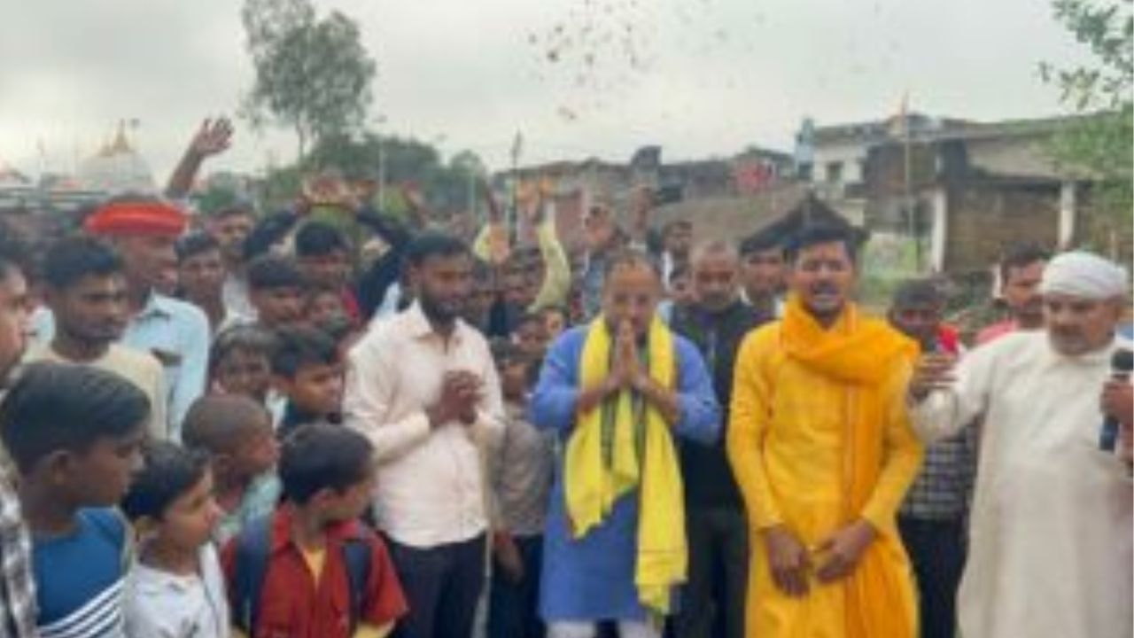 बाराबंकी में भक्ति का अद्भुत नजारा! श्रद्धालुओं पर हुई पुष्पवर्षा, वजह जानकर रह जाएंगे हैरान