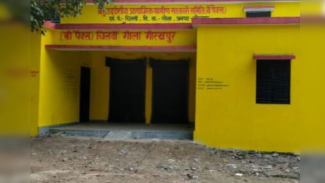 सचिवों की कमी से ठप पड़ा खाद-बीज वितरण: गोला ब्लॉक की 10 समितियां सिर्फ 6 सचिवों के भरोसे, किसान बेहाल