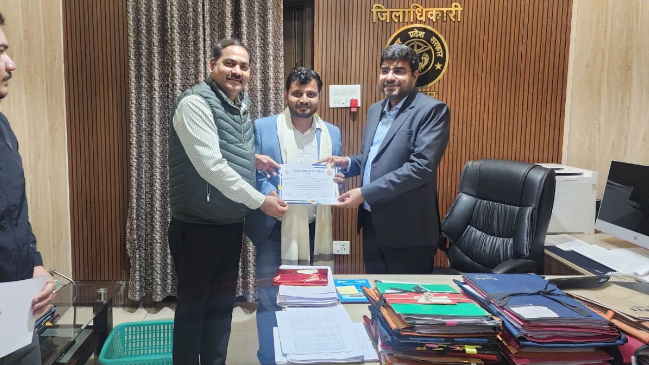 पिपराइच विधानसभा में दो BLO शतप्रतिशत फीडिंग कार्य पूरा, डीएम ने किया सम्मानित