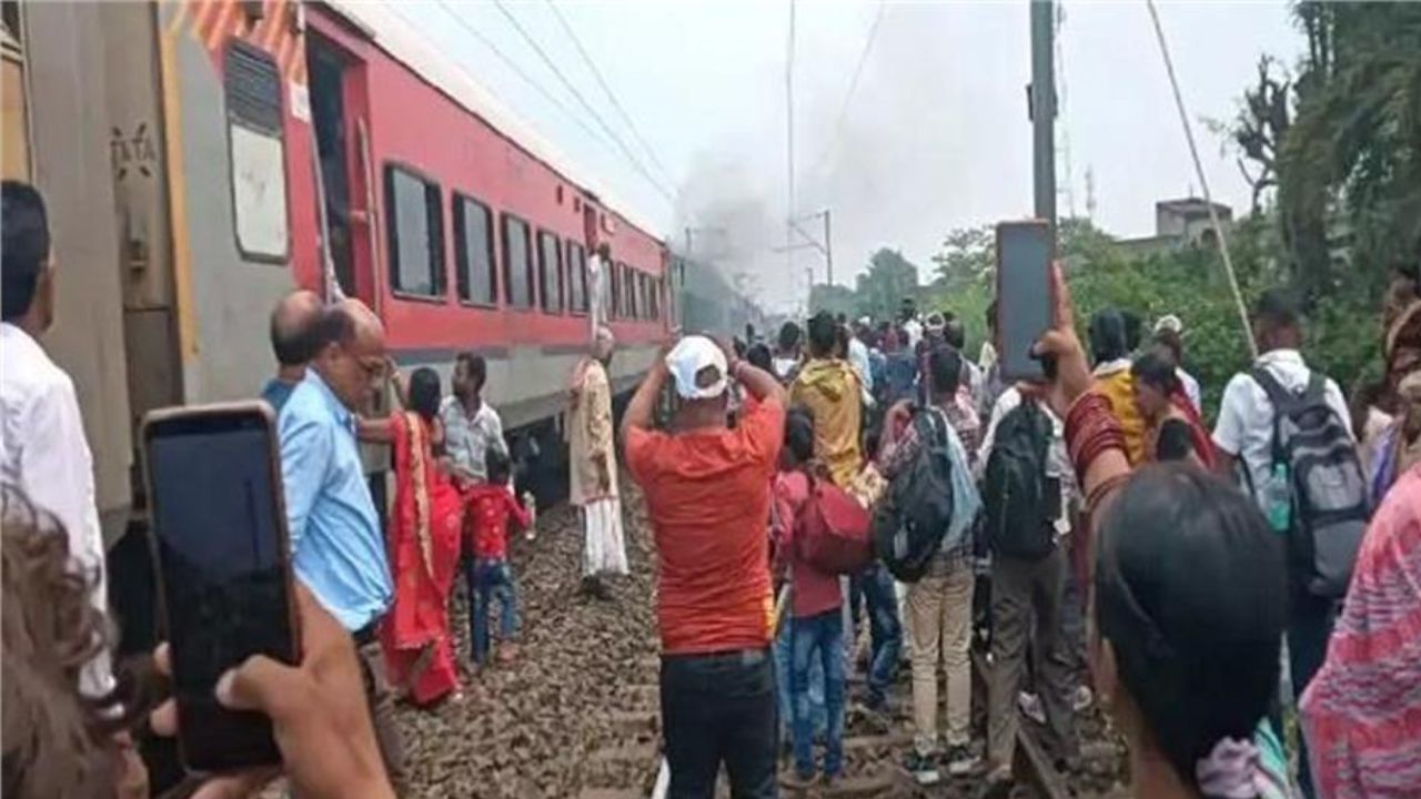 गरीब रथ एक्सप्रेस में लगी आग, यात्रियों में मचा हड़कंप; एक घंटे तक रुकी ट्रेन