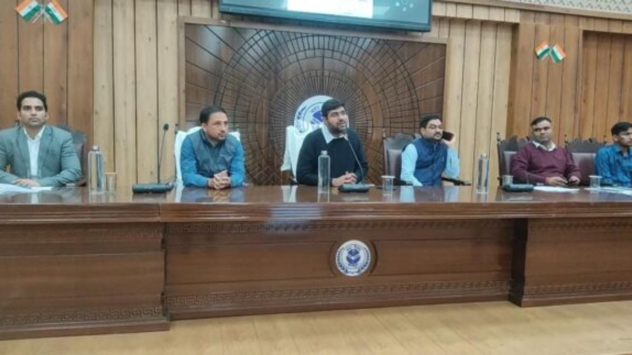 Gorakhpur: डीएम ने नगर निगम में अधिकारियों संग की बैठक, एसआईआर में तेजी लाने के दिए निर्देश