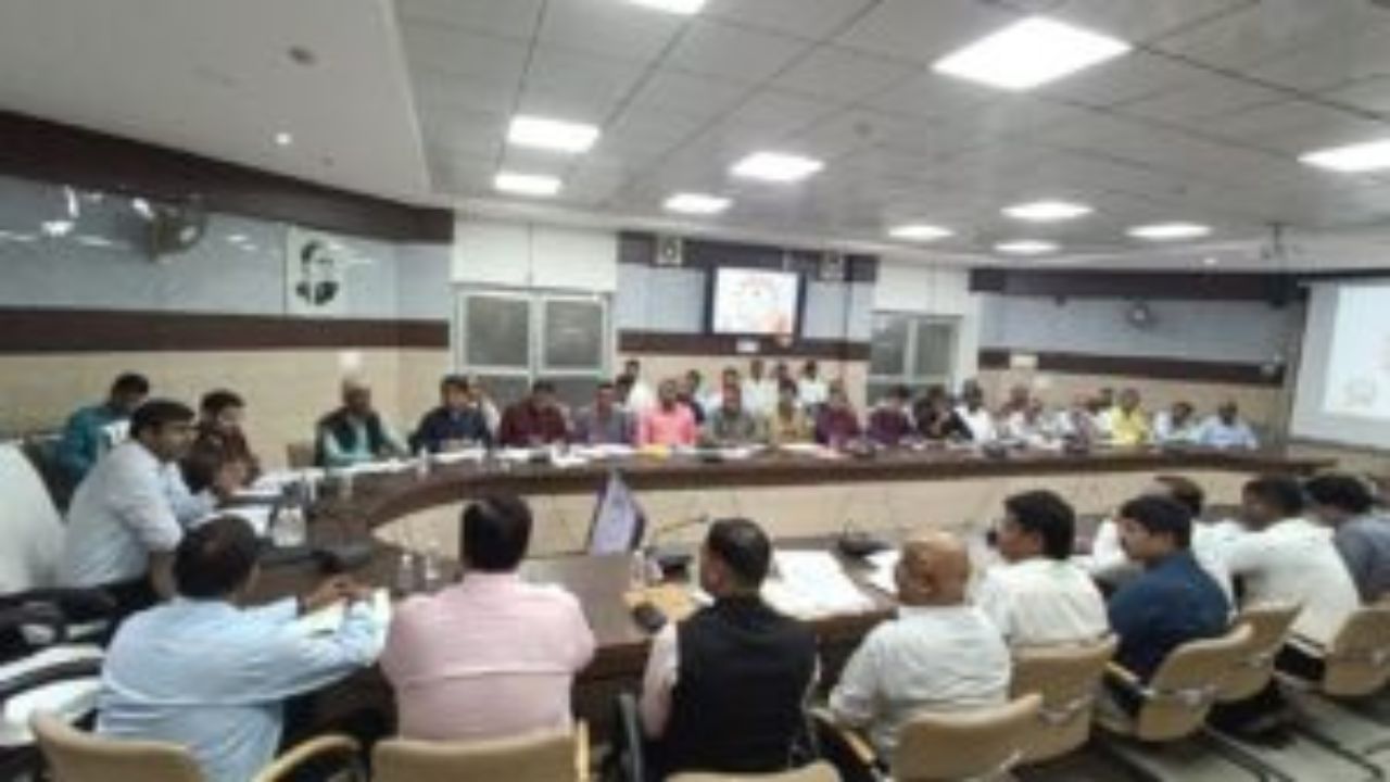 गोरखपुर में डीएम दीपक मीणा ने समीक्षा बैठक में दिखाई सख्ती, हर विभाग मिशन मोड में करे काम