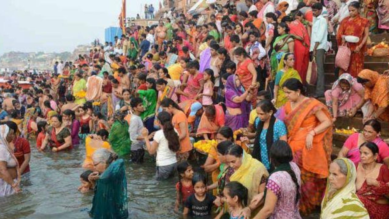 Gorakhpur: देवउठनी एकादशी पर सरयू तट पर उमड़ा श्रद्धा का सैलाब, शुभ कार्यों का होगा पुनः आरंभ