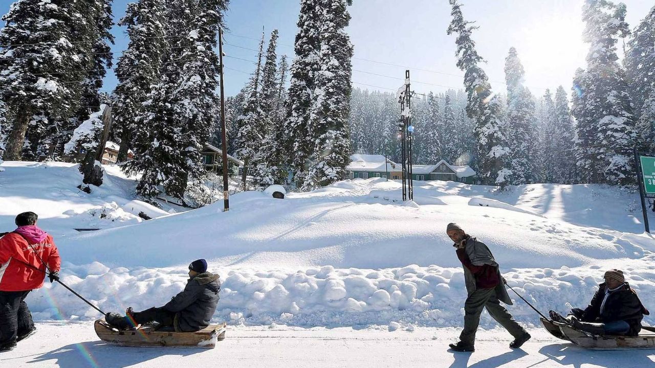 कश्मीर में गुलमर्ग और श्रीनगर सर्दियों में जन्नत जैसे लगते हैं। स्कीइंग, गोंडोला राइड और बर्फ से ढके नज़ारे हर किसी को खास अनुभव देते हैं। (Img- Google) कश्मीर में गुलमर्ग और श्रीनगर सर्दियों में जन्नत जैसे लगते हैं। स्कीइंग, गोंडोला राइड और बर्फ से ढके नज़ारे हर किसी को खास अनुभव देते हैं। (Img- Google)