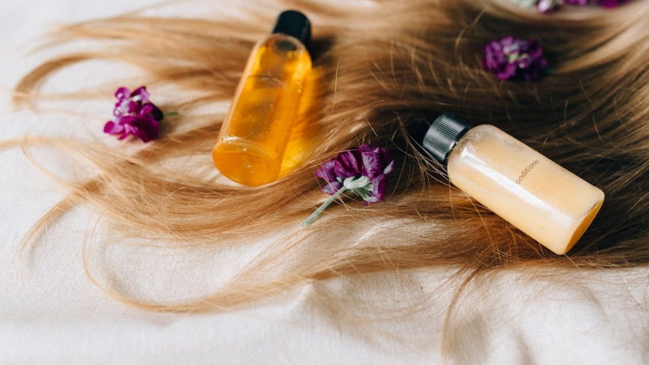 रेगुलर तौर पर तेल लगाने से डैंड्रफ की समस्या कम होती है। कई तेलों में एंटीबैक्टीरियल और एंटीफंगल गुण होते हैं। यह रूसी (डैंड्रफ), खुजली और ड्राई स्कैल्प को कम करने में मदद करता है- खासकर नारियल, नीम और टी-ट्री ऑयल इस मामले में बहुत असरदार हैं। (Img: Pexels) रेगुलर तौर पर तेल लगाने से डैंड्रफ की समस्या कम होती है। कई तेलों में एंटीबैक्टीरियल और एंटीफंगल गुण होते हैं। यह रूसी (डैंड्रफ), खुजली और ड्राई स्कैल्प को कम करने में मदद करता है- खासकर नारियल, नीम और टी-ट्री ऑयल इस मामले में बहुत असरदार हैं। (Img: Pexels)
