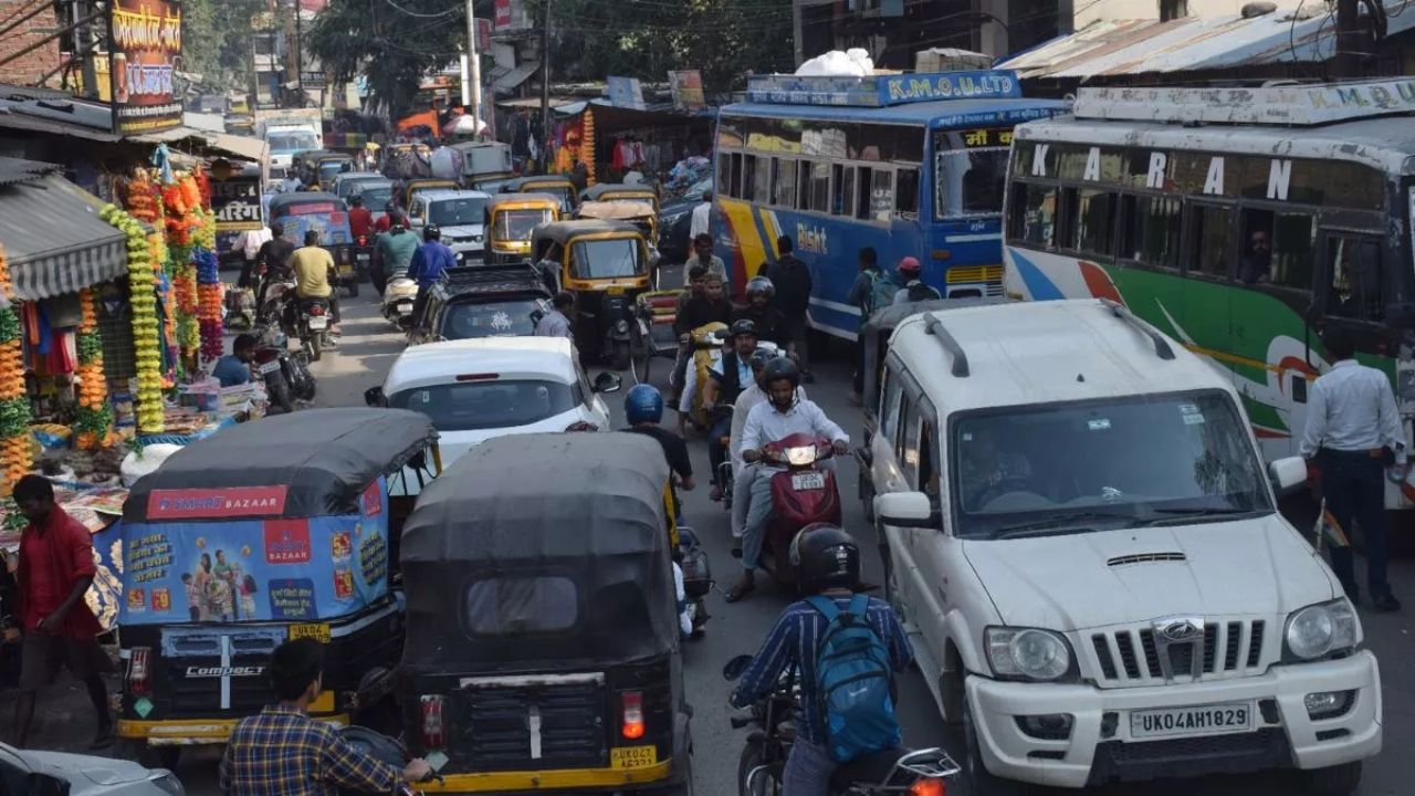 हल्द्वानी ट्रैफिक मास्टर प्लान लागू, शहर में बसों की आवाजाही पर नई पाबंदियां; नैनीताल पुलिस के कड़े निर्देश शुरू