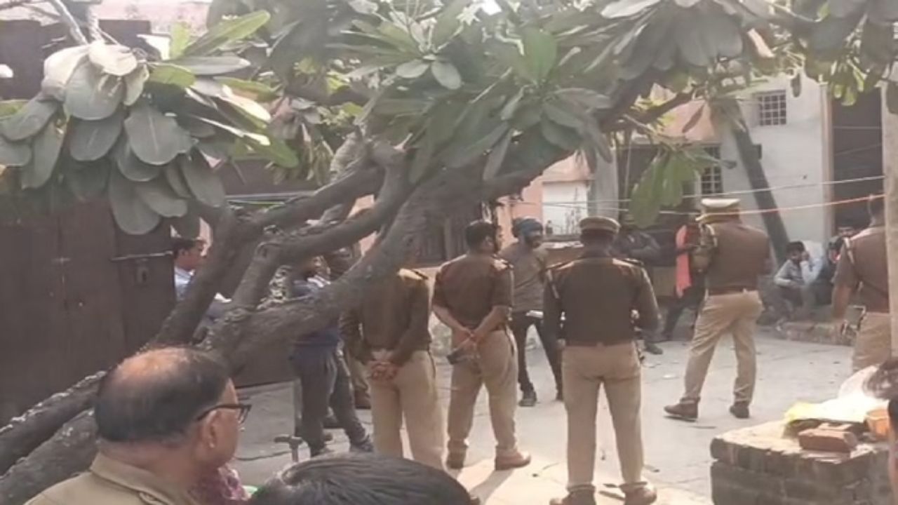 हापुड़ में भीषण धमाका: कमरे की दीवारें ढहीं, पुलिस ने दो को लिया हिरासत में