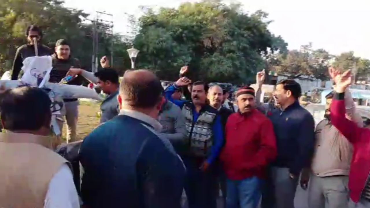 Haridwar: ब्राह्मण समाज की बेटियों पर आपत्तिजनक टिप्पणी के विरोध में प्रदर्शन, आरोपी का पुतला फूंका