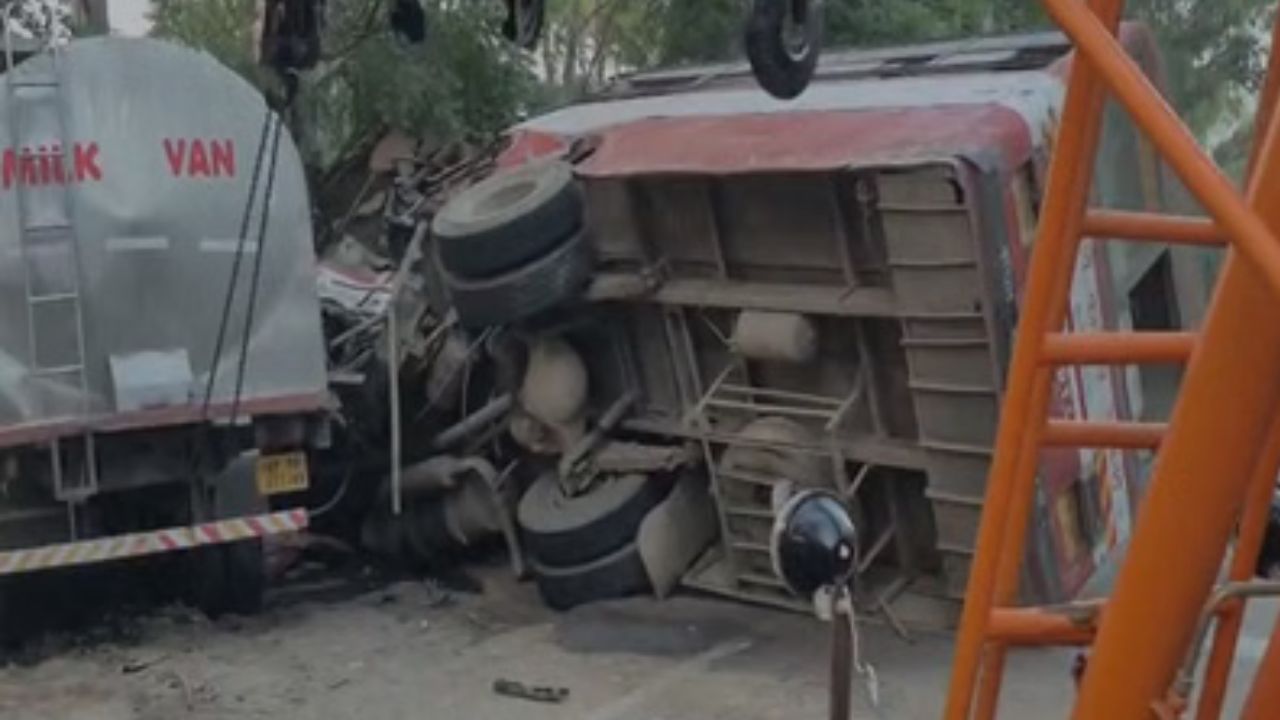 Uttar Pradesh: हाथरस में तेज रफ्तार का कहर, रोडवेज बस और दूध से भरे टैंकर में भिड़ंत, 4 लोगों की दर्दनाक मौत