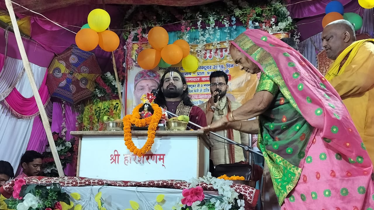 गोरखपुर में आचार्य गौरव कृष्ण शास्त्री ने सुनाई रासलीला की अद्भुत व्याख्या, भावविभोर हुए श्रद्धालु