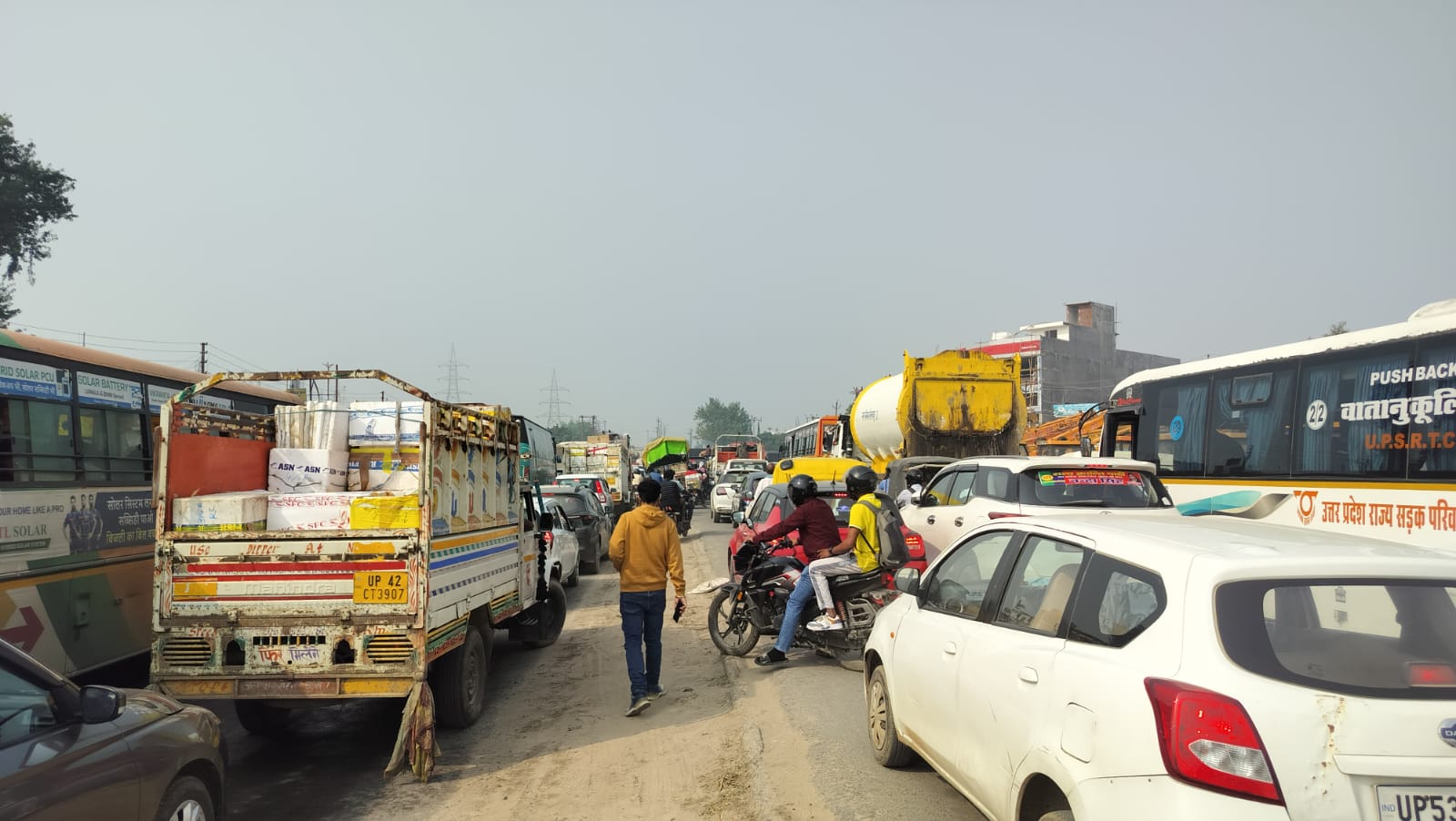 Gorakhpur: नाले की खुदाई से थमी शहर की रफ्तार, ट्रांसपोर्ट नगर से नौसढ़ तक घंटों  रेंगते रहे वाहन