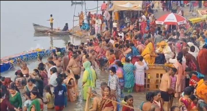 Gorakhpur News: कार्तिक पूर्णिमा पर सरयू तट पर उमड़ा सैलाब, भक्ति में डूबें श्रद्धालु