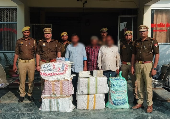 गोरखपुर में पुलिस की बड़ी कार्रवाई, तीन तस्कर गिरफ्तार, भारी मात्रा में गांजा बरामद