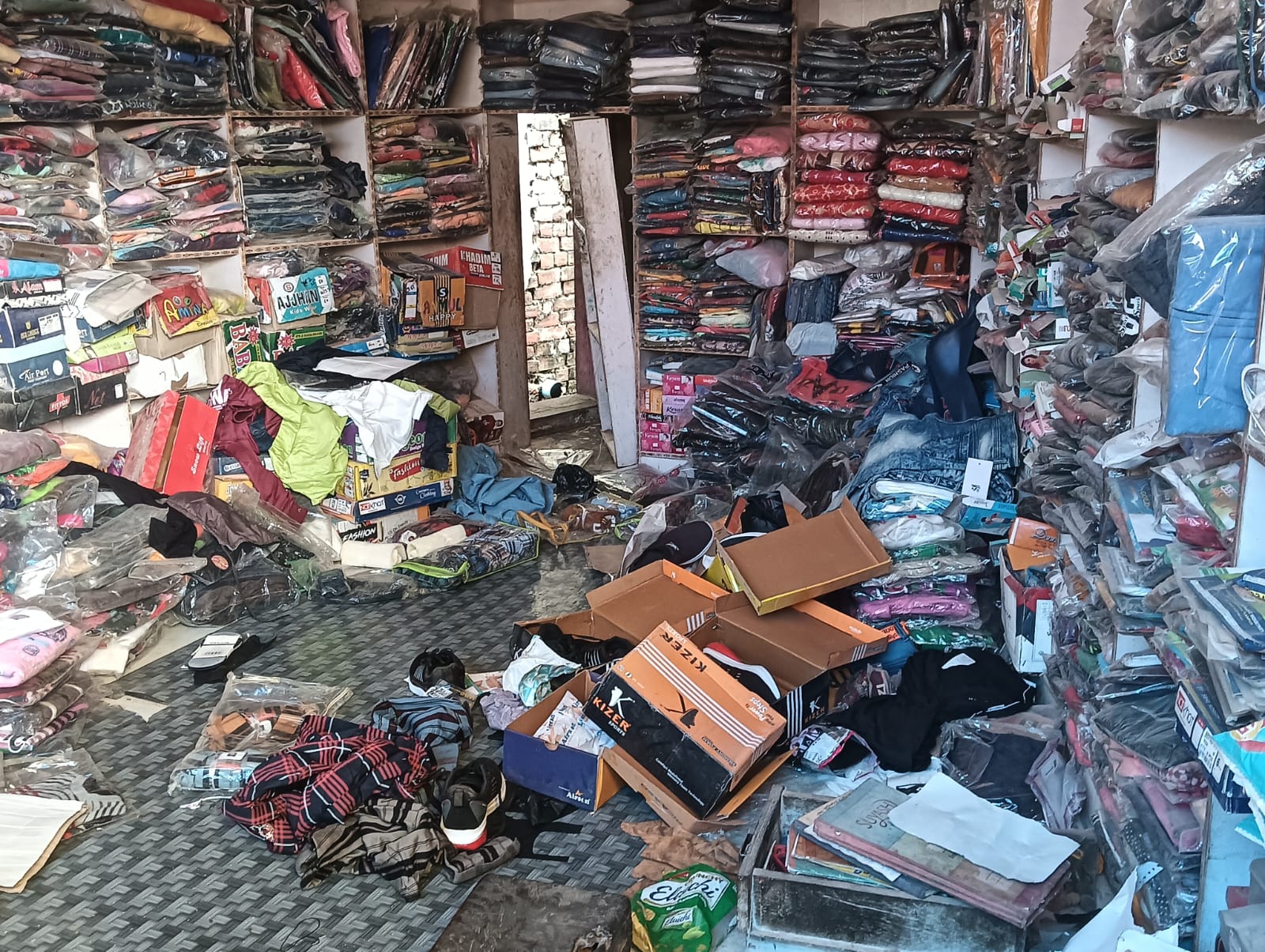 Fatehpur: मेन बाजार में रेडीमेड की दुकान में चोरी, पुलिस गश्त पर उठे सवाल