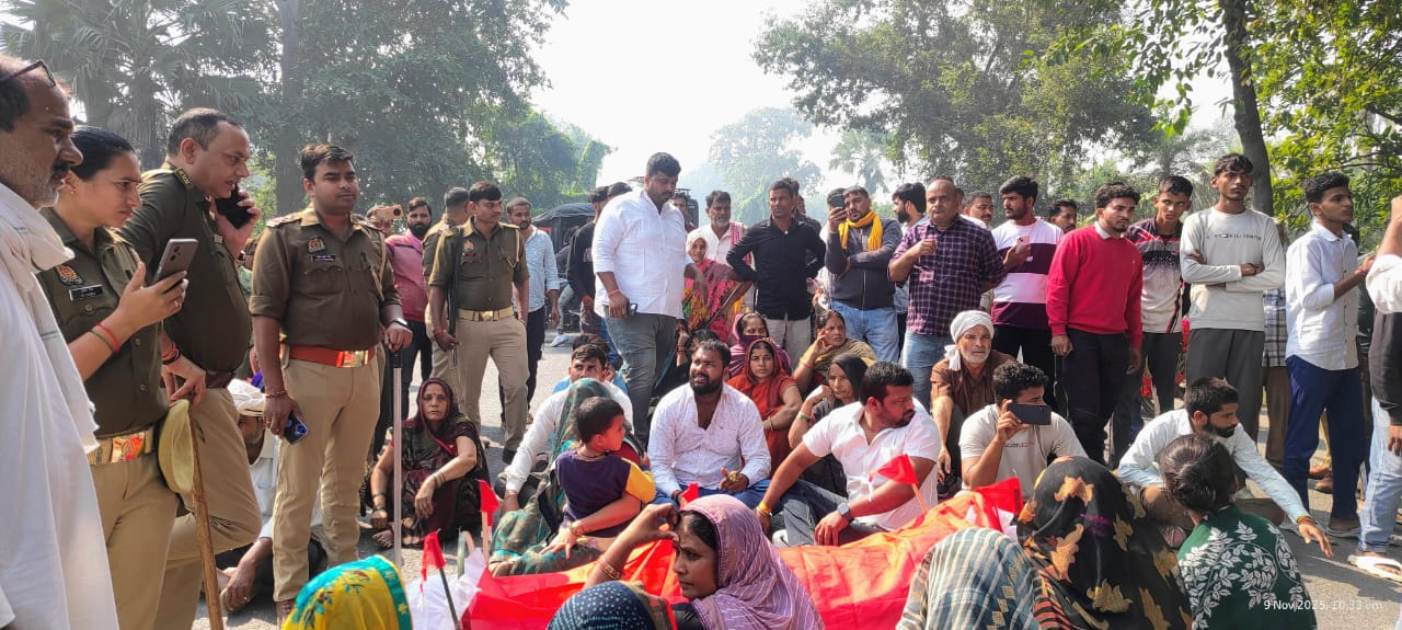 गोरखपुर में सड़क विवाद बना जानलेवा, घायल युवक की मौत पर ग्रामीणों ने सड़क जाम किया
