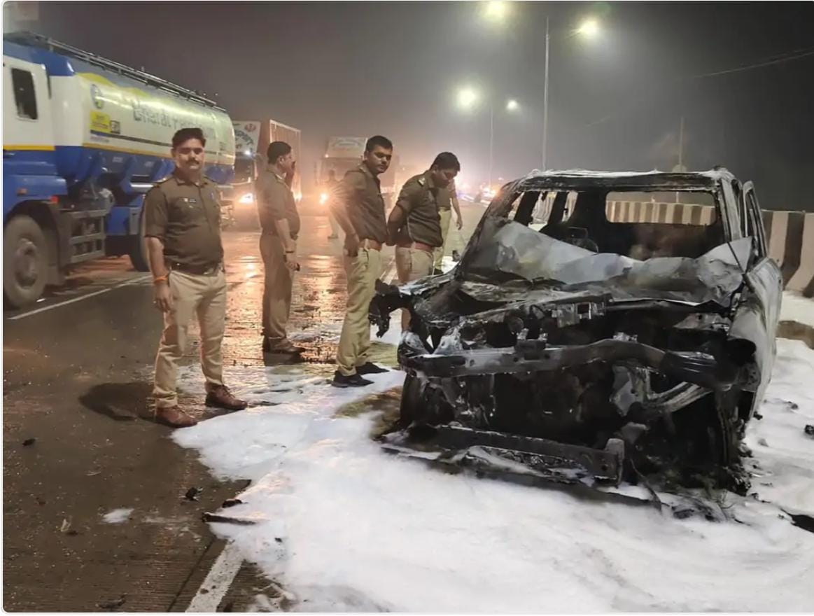 Fatehpur: स्कॉर्पियो और ट्रैक्टर की भिड़ंत के बाद कार में लगी भीषण आग, चालक ने कूदकर बचाई जान