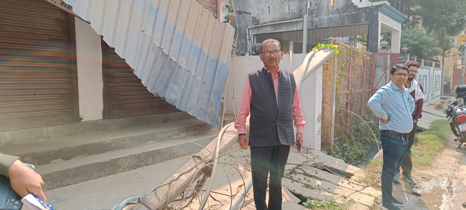 Gorakhpur: बिजली विभाग की लापरवाही से दुकान का टीन शेड चकनाचूर, व्यापारियों में आक्रोश