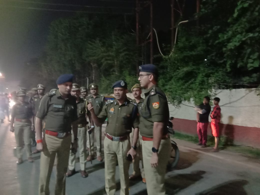 गोरखपुर: गिरधरगंज में डीआईजी ने किया फ्लैग मार्च, जाम और अव्यवस्था पर अधिकारियों पर बरसे