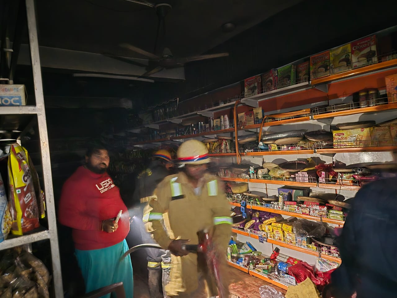 गोरखपुर में संदिग्ध परिस्थितियों में भीषण आग, लाखों का सामान राख; पुलिस को साजिश की आशंका