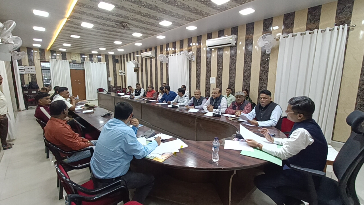 गोरखपुर: व्यापार बंधु बैठक में फूटा व्यापारियों का गुस्सा, अनुपस्थित अधिकारियों को नोटिस