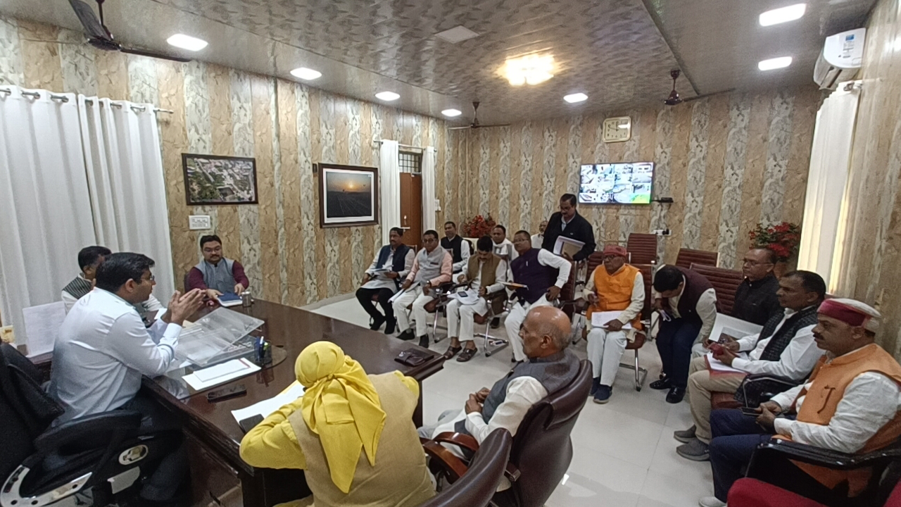 Gorakhpur News: जिला निर्वाचन अधिकारी की  बैठक, मतदान केंद्रों पर इस बार ये होगा खास