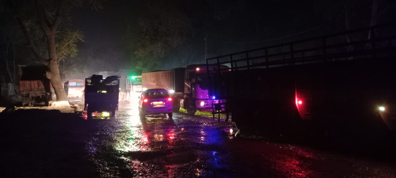 Fatehpur Traffic Jam: ललौली थाने के सामने लगा लंबा जाम, एंबुलेंस समेत दर्जनों वाहन फंसे