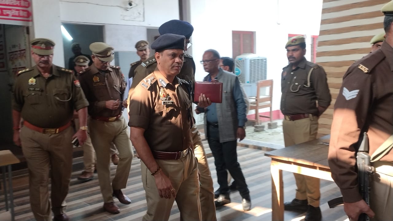 गोरखपुर में समाधान दिवस की खुली पोल, राजस्व विभाग नदारद, फरियादी मायूस लौटे