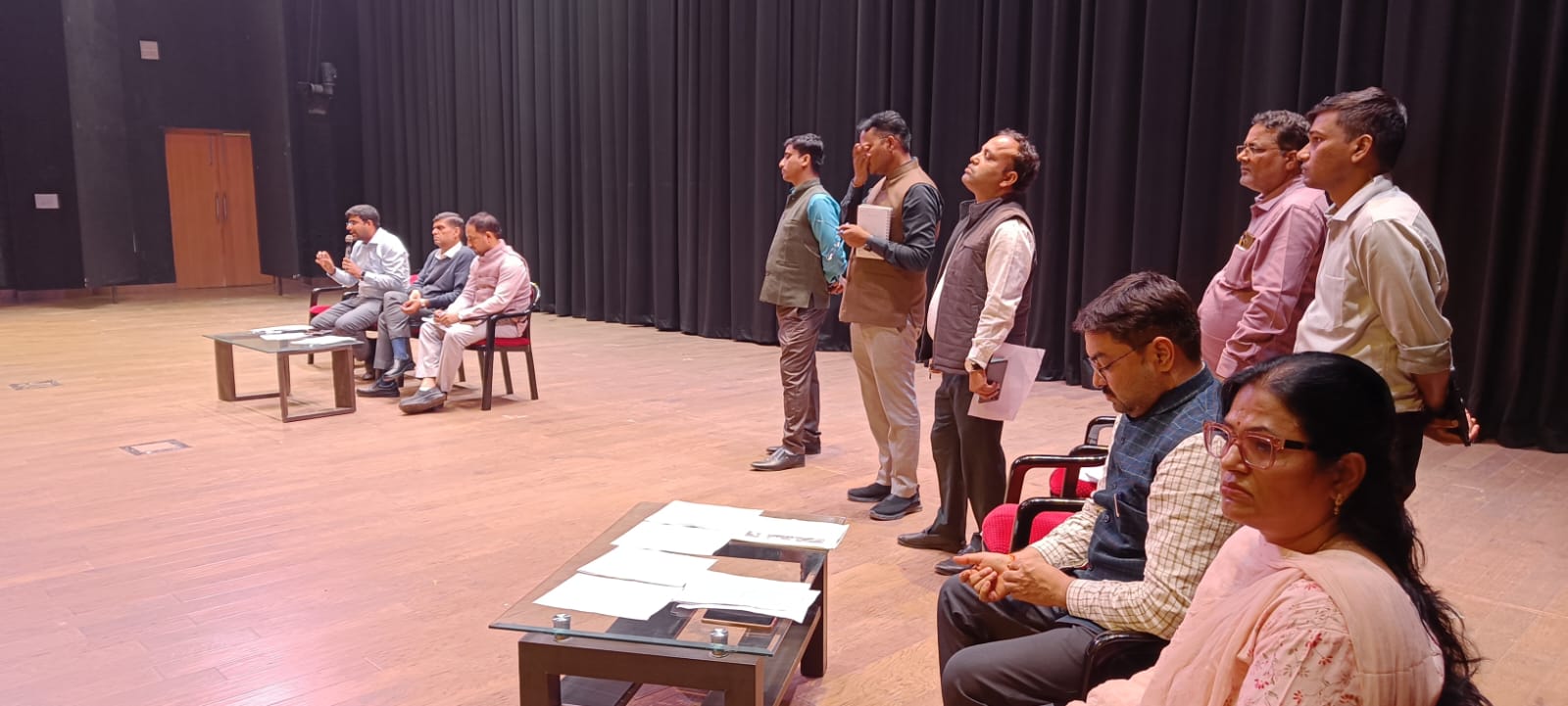 Gorakhpur: बीएलओ की सुस्ती पर डीएम का कड़ा रुख, दिए ये निर्देश