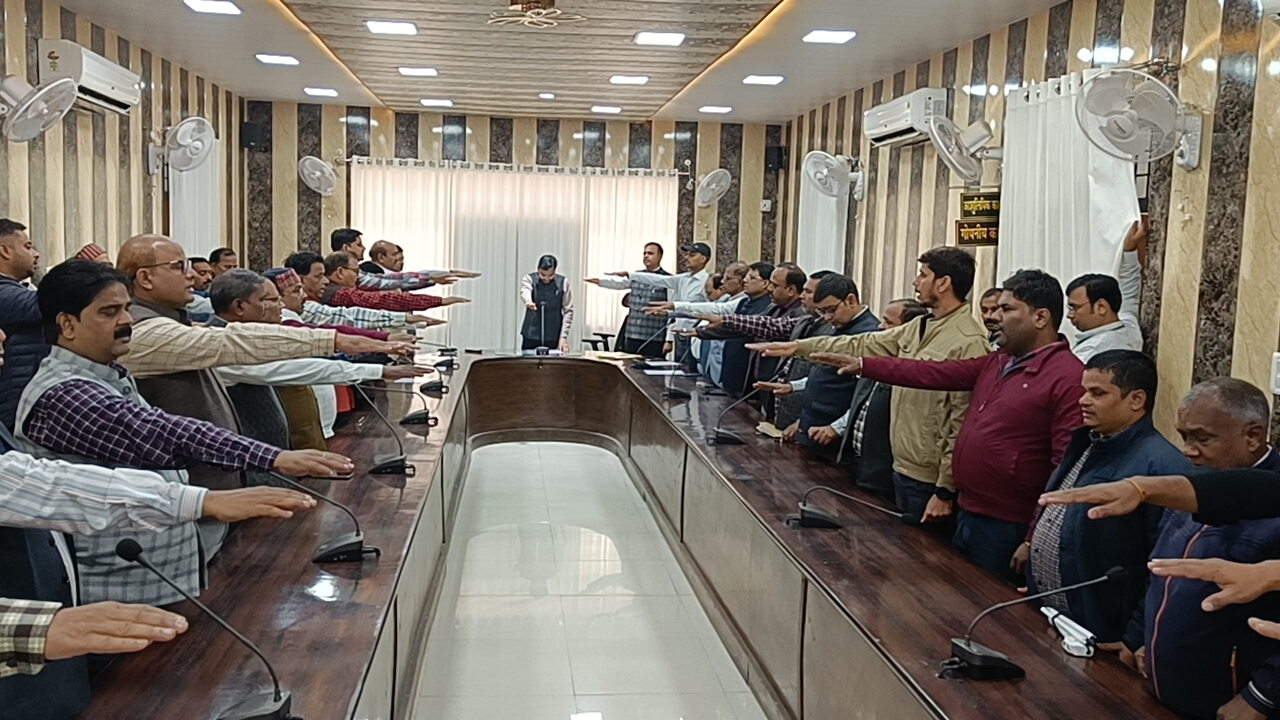 Constitution Day: संविधान दिवस पर गोरखपुर कलेक्ट्रेट सभागार में उद्देशिका की शपथ, अधिकारियों ने ली ये प्रतिज्ञा