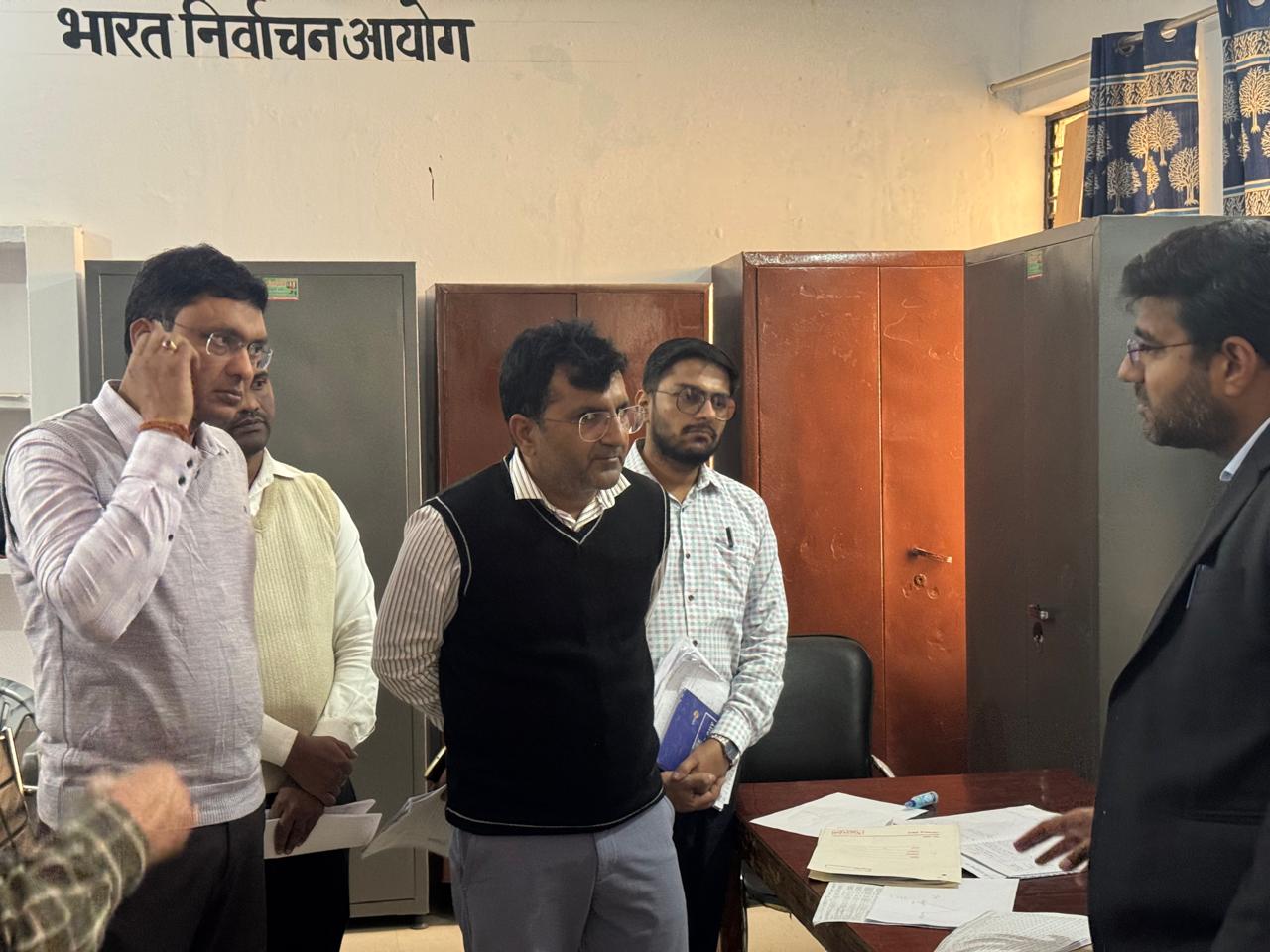 Gorakhpur: खजनी विधानसभा में डीएम ने किया SIR कार्यों का निरीक्षण, कोताही पर अफसरों को दी हिदायत