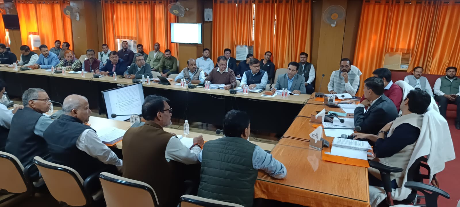 गोरखपुर विकास प्राधिकरण की बोर्ड बैठक; पारदर्शिता और आधुनिक शहरी मॉडल पर जोर