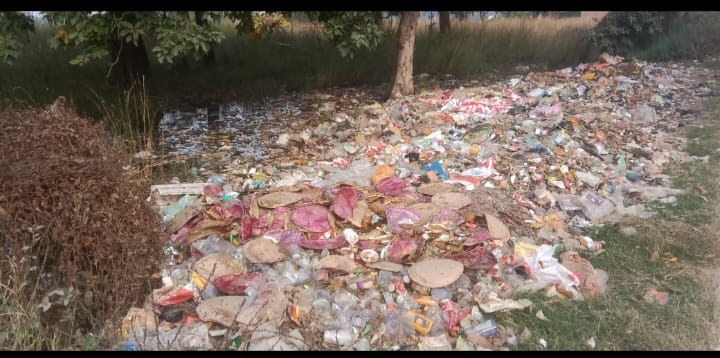 गोरखपुर में उड़ाई गई सफाई अभियान की धज्जियां, सड़क किनारे दिखा कचरे का अंबार