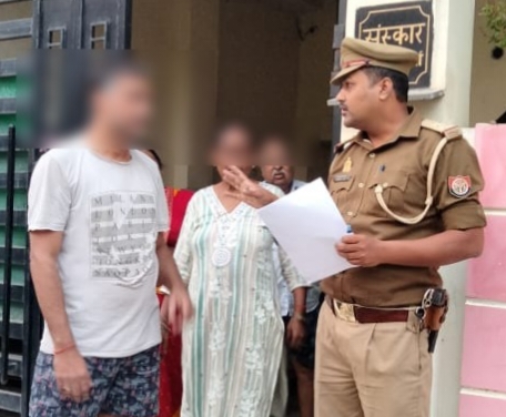 गोरखपुर में फरार महिला अभियुक्ता के घर ढोल-नगाड़े के साथ मुनादी, संपत्ति कुर्की की चेतावनी