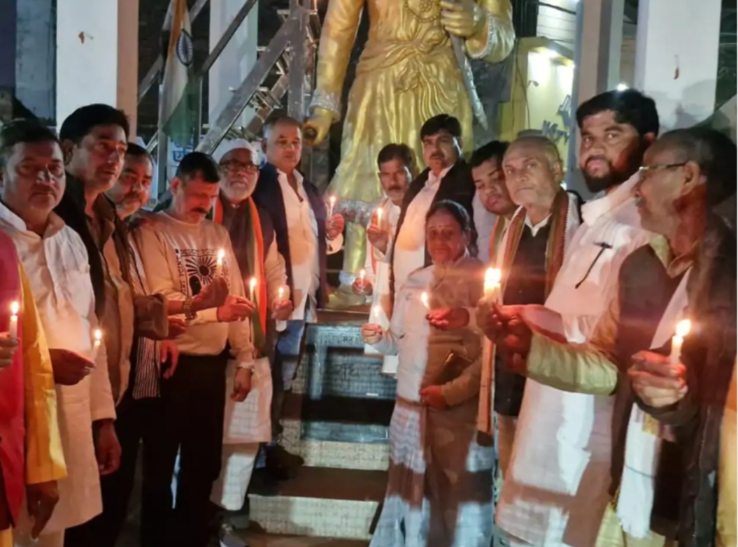 दिल्ली कार ब्लास्ट पीड़ितों को श्रद्धांजलि, फतेहपुर में कांग्रेस का शोक सभा और कैंडल मार्च