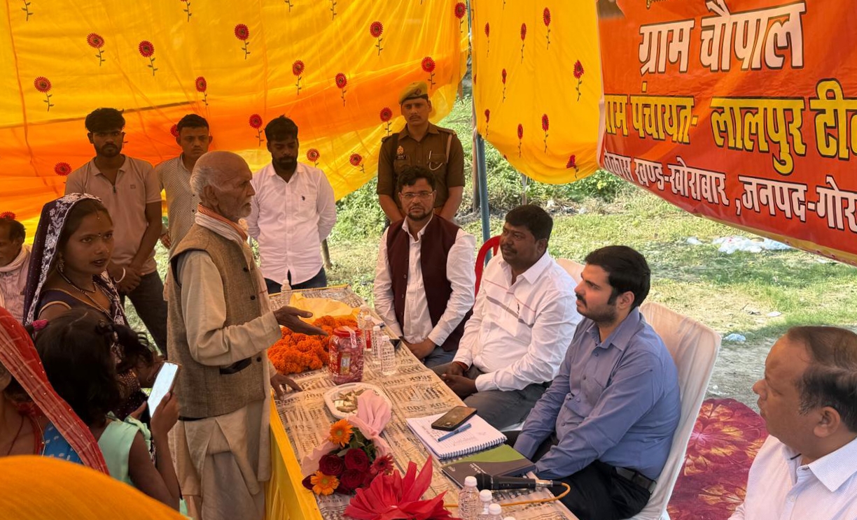 लालपुर टीकर की चौपाल में ग्रामीणों ने जताई नाराज़गी, पेंशन और राशन कार्ड पर सबसे अधिक शिकायतें
