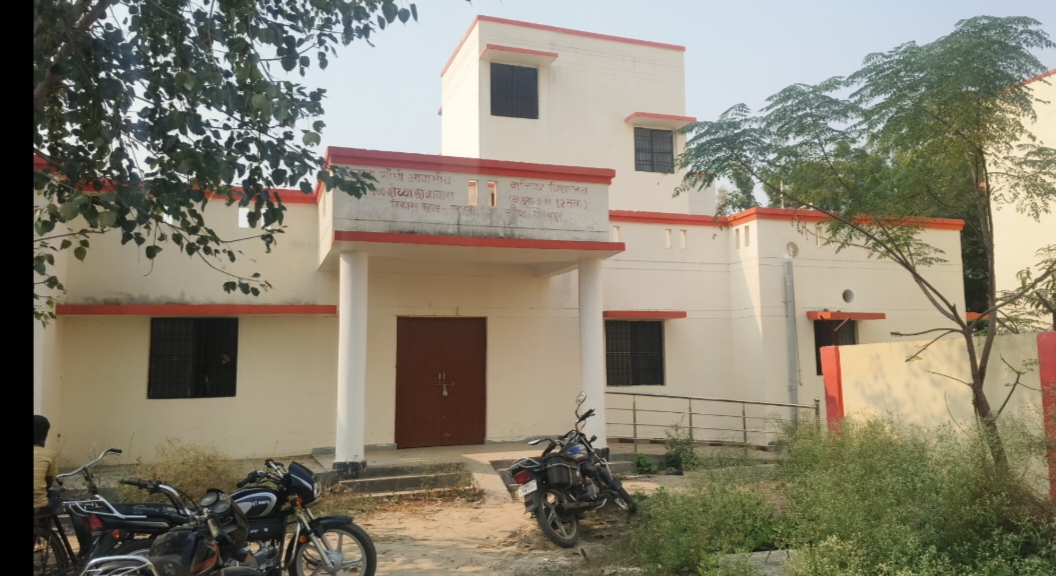 गोरखपुर के गांधी आवासीय विद्यालय में संग्राम! शिक्षिकाओं की सामूहिक छुट्टी से संचालन चरमराया