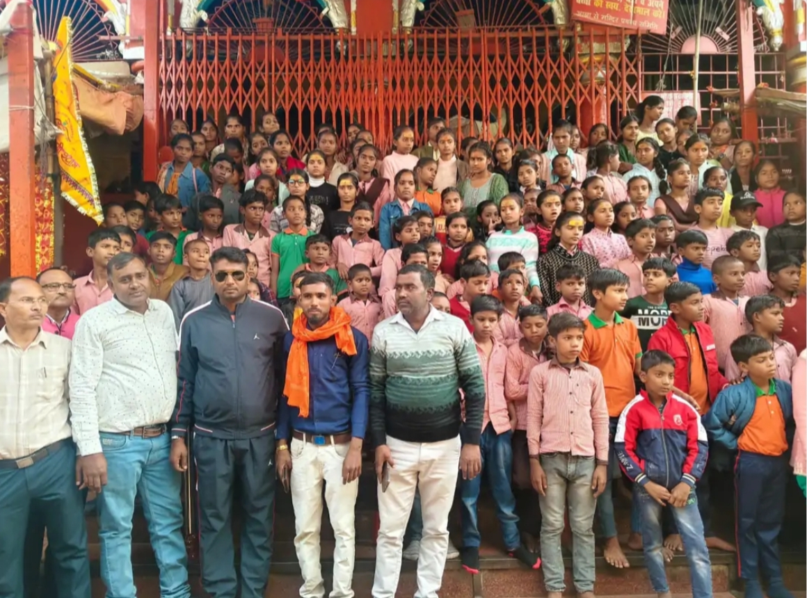 Fatehpur News: बच्चों ने किया ऐतिहासिक स्थलों का अवलोकन, कंपोजिट विद्यालय सूदनपुर का शैक्षिक भ्रमण