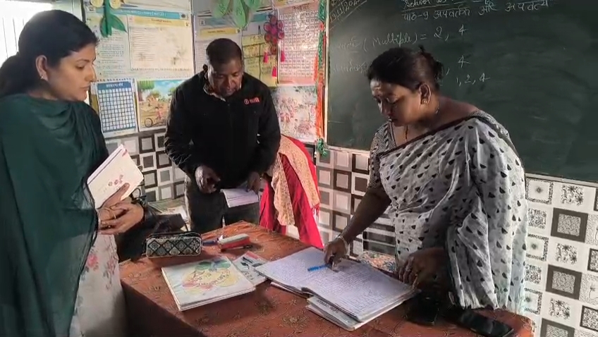 Raebareli News: School में नहीं लगती Attendance; सीडीओ ने रजिस्टर किया सील