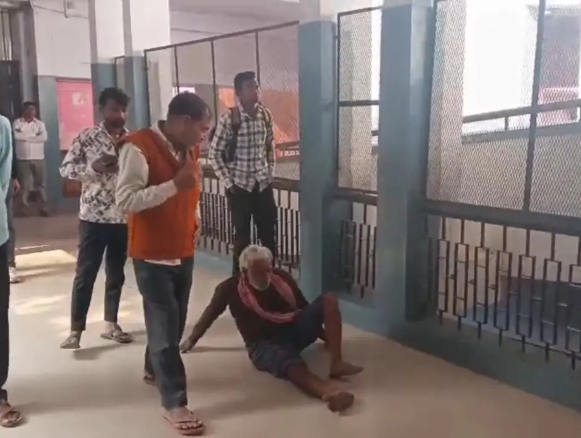 फतेहपुर से सामने आई स्वास्थ्य व्यवस्था की शर्मनाक तस्वीर, मरीज को घसीटते हुए…