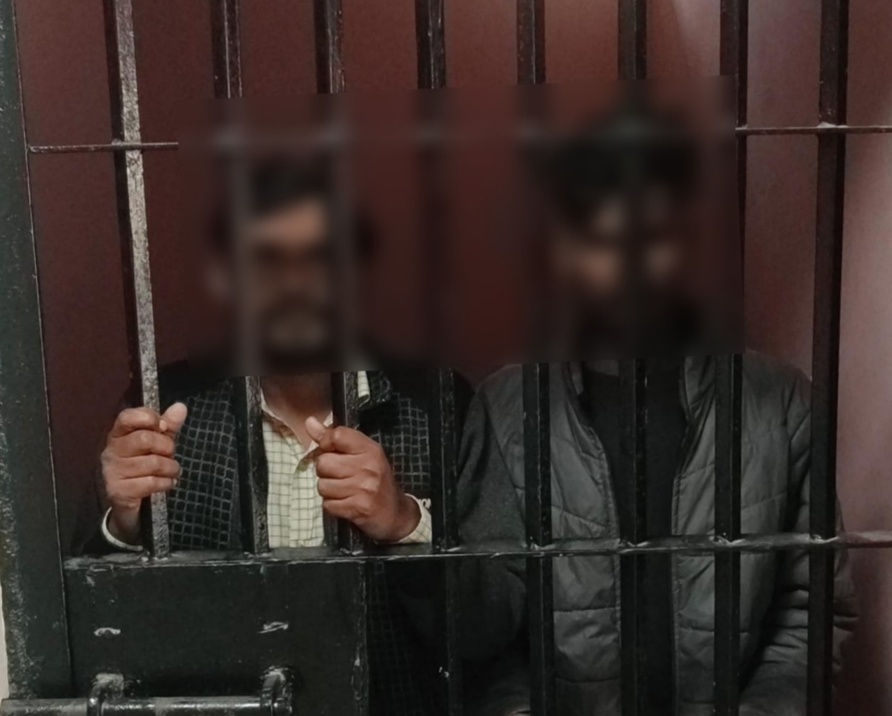 गोरखपुर में हत्या के प्रयास के 2 आरोपी गिरफ्तार, फावड़ा और लोहे की रॉड बरामद