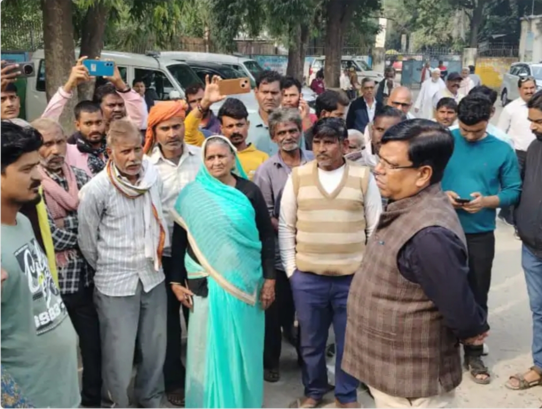 Fatehpur News: उचित दर विक्रेता चयन में धांधली का आरोप, ग्रामीणों ने डीएम से लगाई गुहार