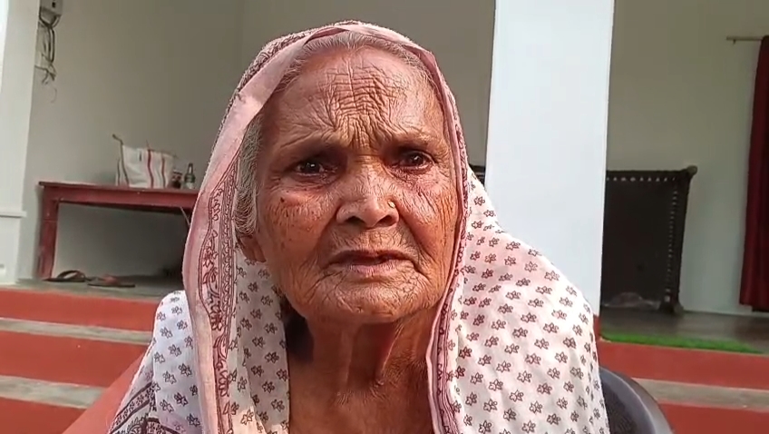 Raebareli News: सिस्टम की लापरवाही से जिंदा महिला को बना डाला मृत, रुकी पेंशन