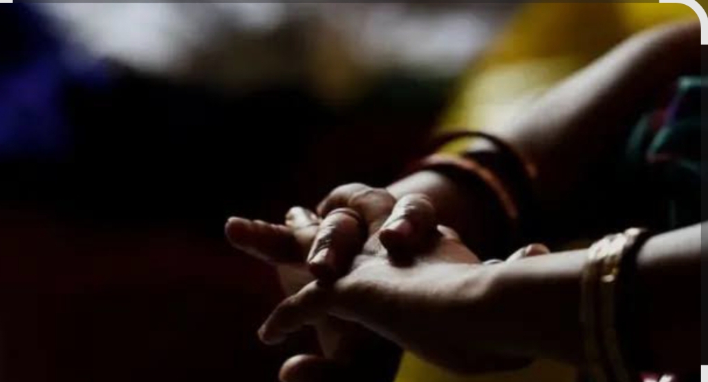 Gorakhpur News: खेत में महिला से दुष्कर्म का प्रयास, शोर सुनकर पहुंचे पति को भी पीटा